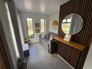 Leilighet – deluxe, balkong, fjellutsikt | Oppholdsområde | Flatskjerm-TV