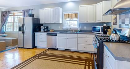 Oceanside, Bethany Beach, Spacious house, Next to Town Center. Park 4 cars