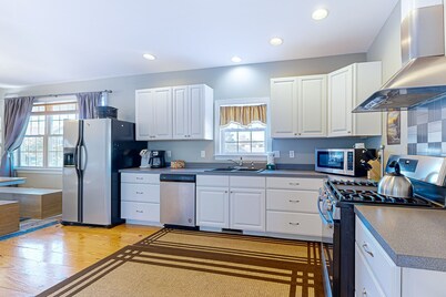 Oceanside, Bethany Beach, Spacious house, Next to Town Center. Park 4 cars