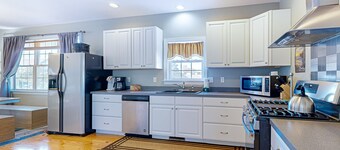 Oceanside, Bethany Beach, Spacious house, Next to Town Center. Park 4 cars