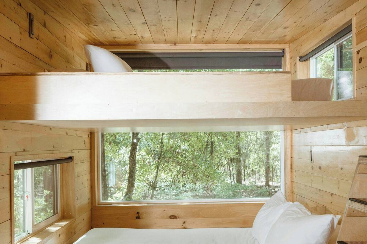 1 habitación, escritorio y espacio para trabajar con laptop