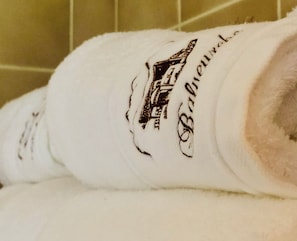 Una toalla blanca con un logotipo y texto.