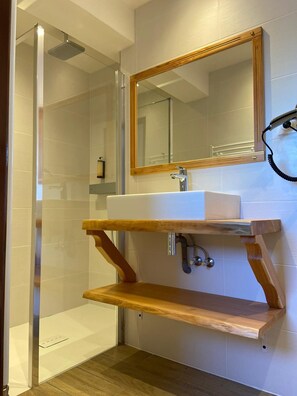 Desk, laptop workspace, blackout drapes, soundproofing - Auberge de la Chaume de Balveurche (Xonrupt-Longemer)