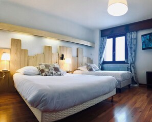 Kamar Triple Keluarga | Meja kerja, ruang kerja ramah laptop, dan tirai kedap cahaya