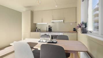 Fridge, oven, stovetop, dishwasher