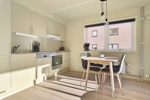 Fridge, oven, stovetop, dishwasher