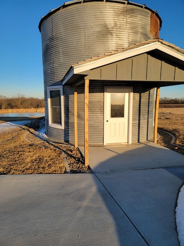 Foxy's Den cozy grain bin cabin with WiFi & AC in serene Kidder. Quiet & serene.