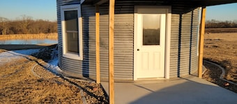Foxy's Den cozy grain bin cabin with WiFi & AC in serene Kidder. Quiet & serene.