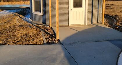 Foxy's Den cozy grain bin cabin with WiFi & AC in serene Kidder. Quiet & serene.