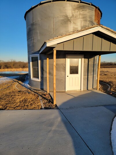 Foxy's Den cozy grain bin cabin with WiFi & AC in serene Kidder. Quiet & serene.