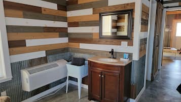 SĂšche-cheveux, serviettes fournies, savon, papier toilette