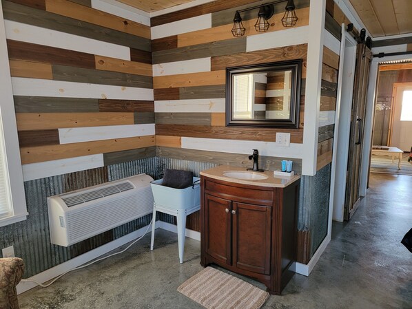 Haartrockner, Handtücher, Seife, Toilettenpapier