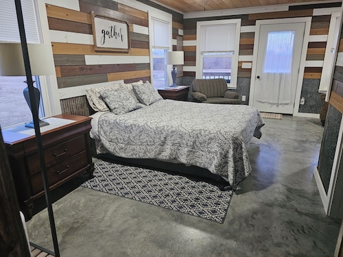 Foxy's Den cozy grain bin cabin with WiFi & AC in serene Kidder. Quiet & serene.