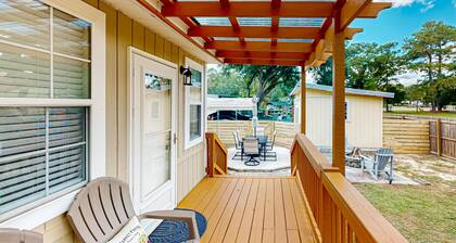 Spacious house with deck, firepit + minutes from Kiawah