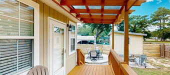 Spacious house with deck, firepit + minutes from Kiawah