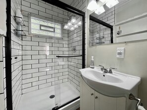 Dusche, Haartrockner, Handtücher, Seife