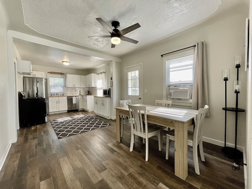 Cozy 2-bedroom house on quiet street. 