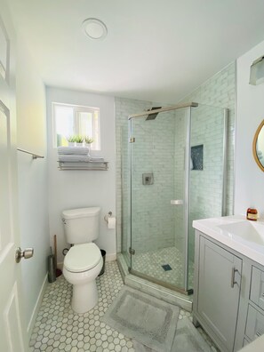 Serviettes fournies, savon, papier toilette