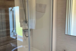 小屋 | 浴室 | 淋浴設備、吹風機、毛巾