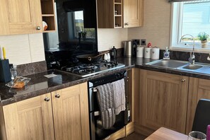 Cabin | Private kitchen | Fridge, microwave, oven, stovetop - Serenity Lodge Retreat in Withernsea (Hull)