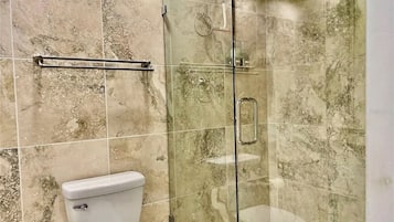 Douche, sèche-cheveux, savon, papier toilette