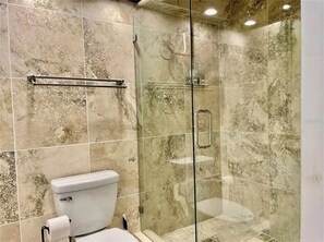 Douche, sèche-cheveux, savon, papier toilette
