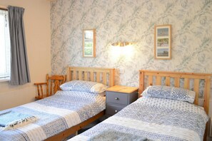 2 habitaciones, tabla de planchar con plancha y ropa de cama