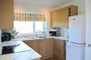 Køleskab, mikrobølgeovn, kogeplade, brødrister