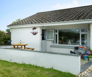 Outdoor dining - Carreg Coetan Cottage, Newport (Newport)