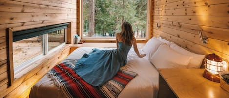 1 habitación, escritorio y espacio para trabajar con laptop