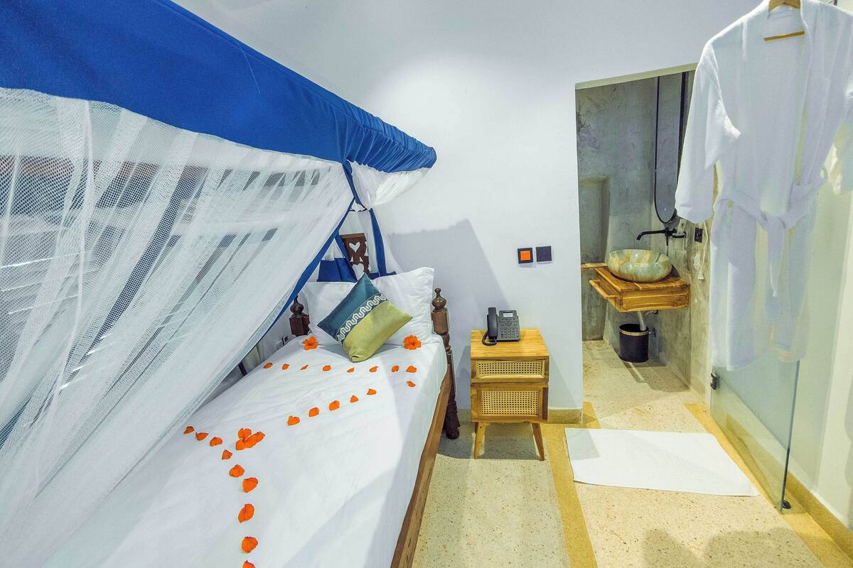 Comfort eenpersoonskamer, airconditioning | 1 slaapkamer, luxe beddengoed, donzen dekbedden