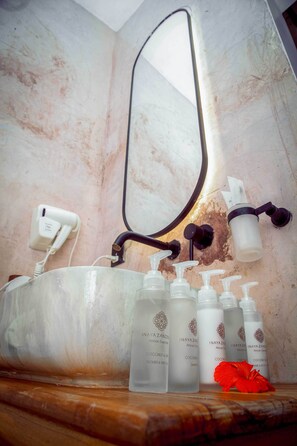 Comfort Single Room, Air conditioning | Bathroom | Designer toiletries, hair dryer, slippers, towels - Bellissimo Boutique Hotel (Zanzibar Town)