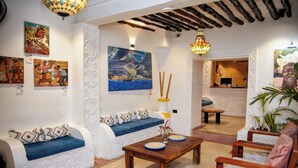 Una sala de estar acogedora con sofá, mesa de centro y adornos.