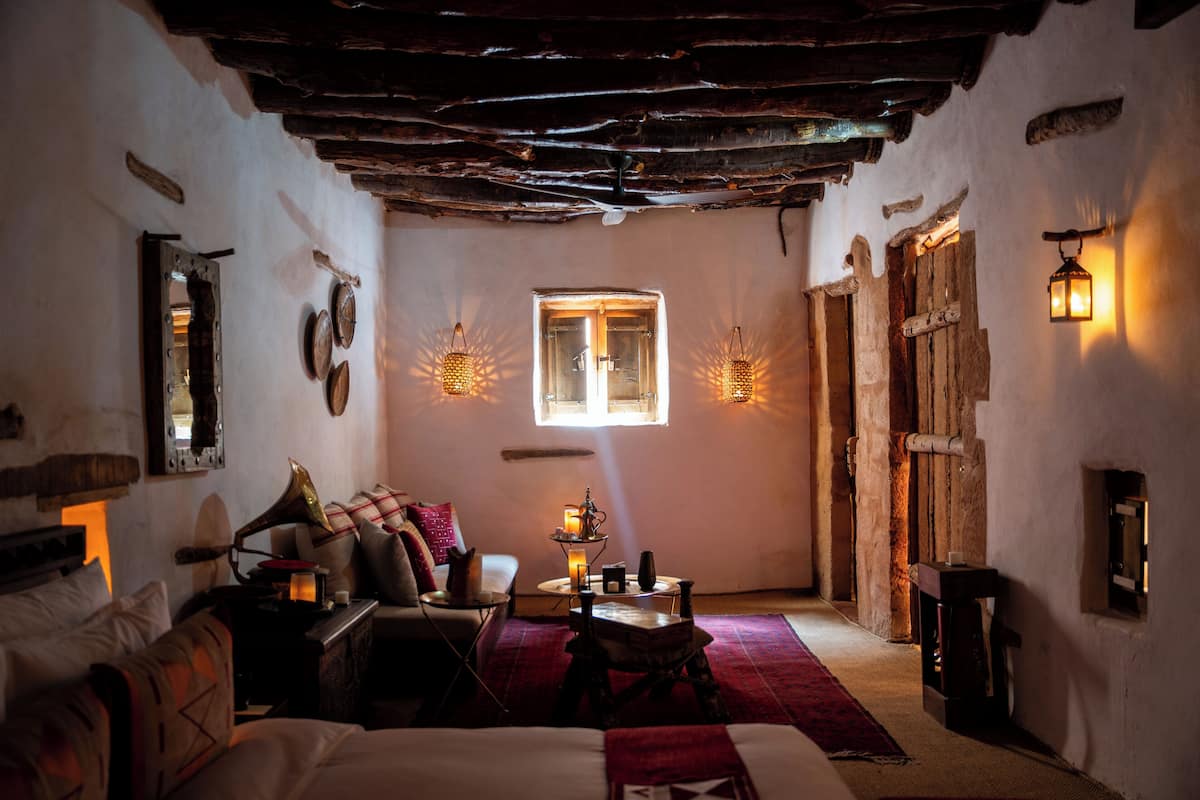 Quarto casal conforto, 1 cama King | Cofres nos quartos, Wi-Fi de cortesia, individualmente decorados
