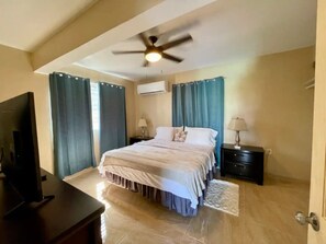 1 soverom, strykejern/-brett, wi-fi (inkludert) og sengetøy