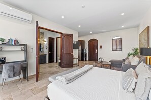 Deluxe Studio Suite, 1 King Bed, Mountain View