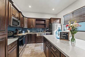Casa adossada de luxe, 2 dormitoris, piscina privada, vistes a la muntanya | Cuina privada | Frigorífic gran, forn, placa de cuina i trona
