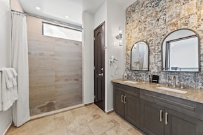 Deluxe Studio Suite, 1 King Bed, Mountain View | Bathroom | Shower, hair dryer, towels, soap - Las Haciendas (San Ignacio)
