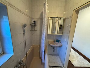 Hårtork, handdukar, tvål och toalettpapper