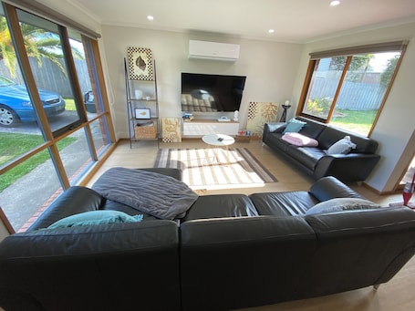 Smart TV, video games. LUXURY 4 BEDROOM KING BED SPA ARCADE WIFI NETFLIX SLEEPS 10 WITH BOAT PARKING