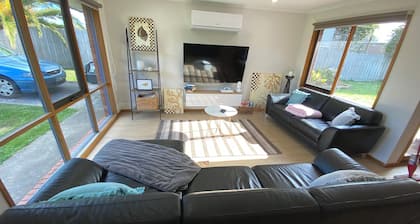LUXURY 4 BEDROOM KING BED SPA ARCADE WIFI NETFLIX SLEEPS 10 WITH BOAT PARKING