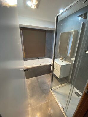 Shower, jetted tub, hair dryer, towels - LUXURY 4 BEDROOM KING BED SPA ARCADE WIFI NETFLIX SLEEPS 10 WITH BOAT PARKING (Portland)