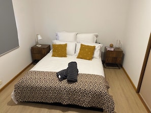 4 bedrooms, iron/ironing board, WiFi, bed sheets - LUXURY 4 BEDROOM KING BED SPA ARCADE WIFI NETFLIX SLEEPS 10 WITH BOAT PARKING (Portland)