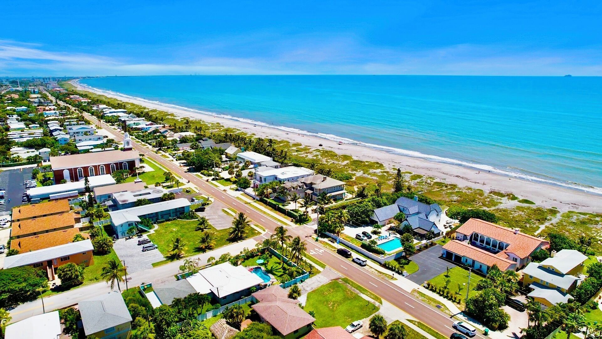 På stranden, solsenger og strandhåndklær