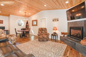 獨棟房屋, 多張床, 庭院, 山景 | 起居區 | 壁爐