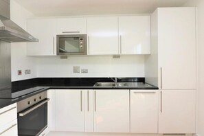 Appartement | Cuisine privée | Réfrigérateur, micro-ondes, four, plaque de cuisson