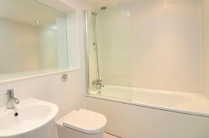 Apart Daire | Banyo | Duş/küvet kombinasyonu, derin küvet, havlu 