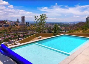 Pool - Stylish depa close to arches with amenities (Santiago de Querétaro)