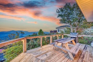 Outdoor dining - Luxe | Hot Tub | Views w/ Firepit | 3BR | Sleeps 9 (Beech Mountain)