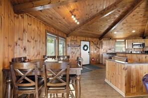 Dining - Luxe | Hot Tub | Views w/ Firepit | 3BR | Sleeps 9 (Beech Mountain)